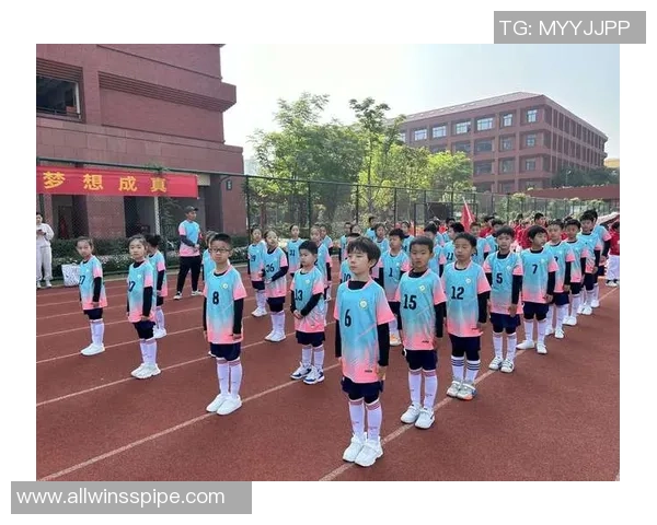 足球紧身臂的科技创新与运动表现提升探讨